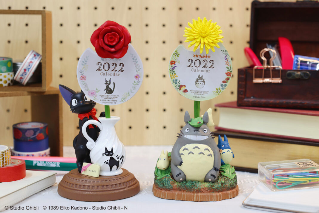 デスクに咲く一輪の花はカレンダー！スタジオジブリ作品グッズショップ「どんぐり共和国」よりトトロやジジの2022年立体カレンダーが2021年9月上旬より発売のメイン画像