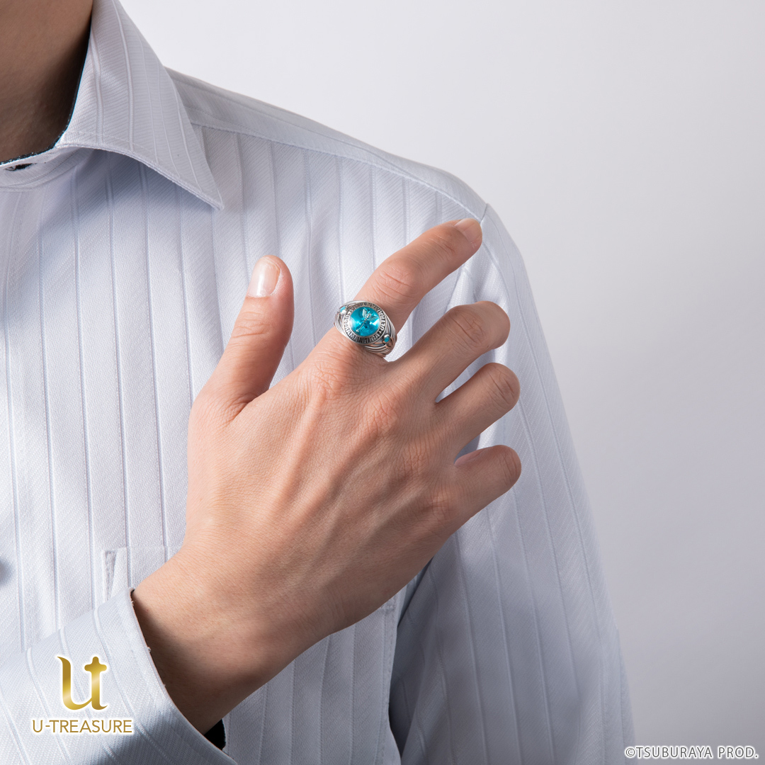 【ウルトラマン】ウルトラマンティガ25周年記念リング（指輪）。鮮やかなブルーのカラータイマーにスパークレンスをデザイン。12月17日（金）まで予約受付のサブ画像3_着用イメージ