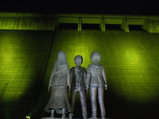 進撃の日田：大山ダム銅像建立一周年！大分県日田市に行って、数量限定アイテムをゲットしよう！～進撃の巨人　エレン・ミカサ・アルミンの少年期の銅像～のサブ画像1