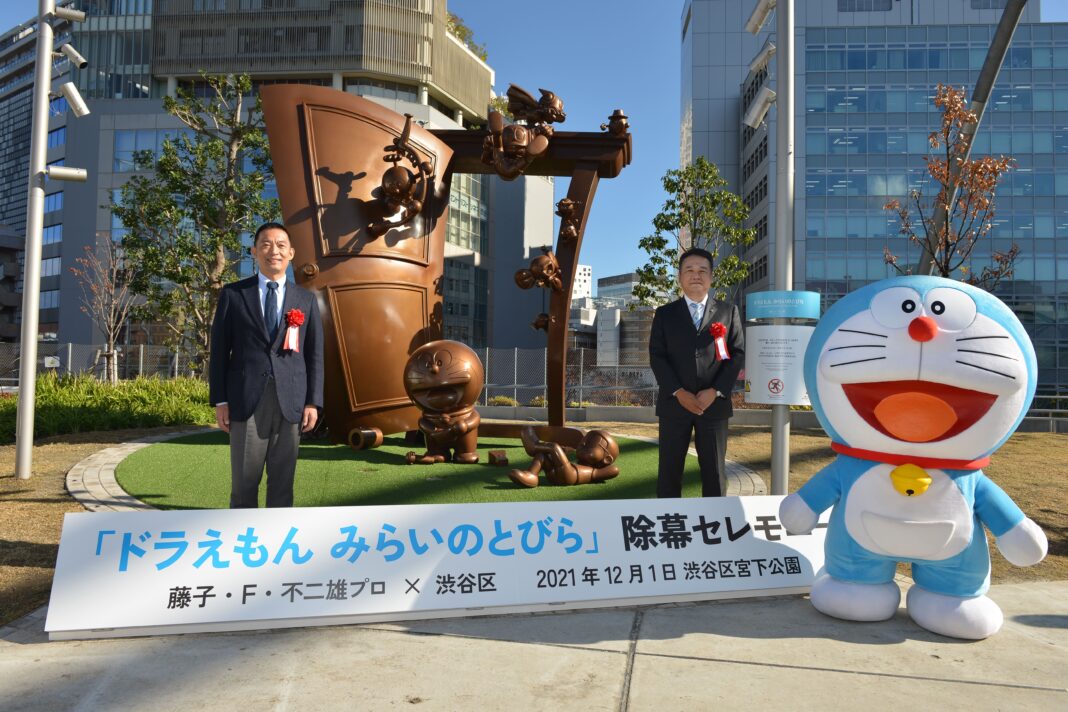 藤子・F・不二雄キャラクターが大集合したモニュメントを東京の新名所・渋谷区立宮下公園に寄贈 ドラえもん50周年記念モニュメント「ドラえもん みらいのとびら」誕生のメイン画像